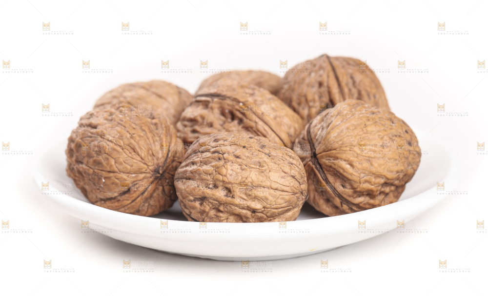 盘子里的纸皮核桃