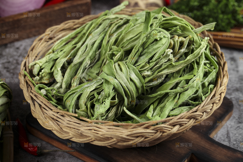 篮子里的干苔菜