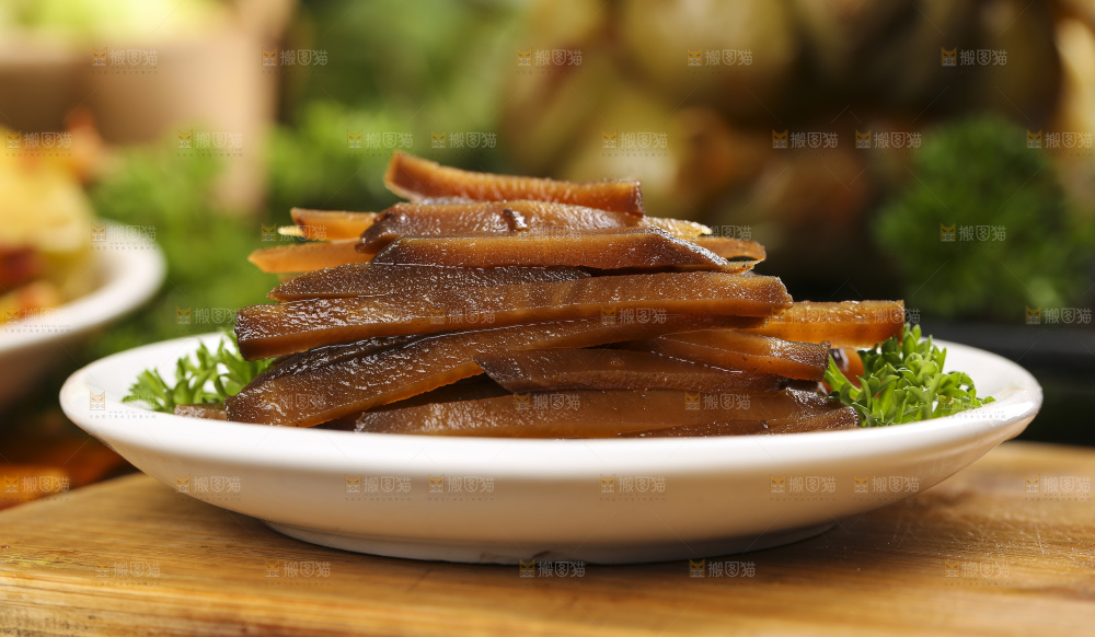 木板上放着咸菜条