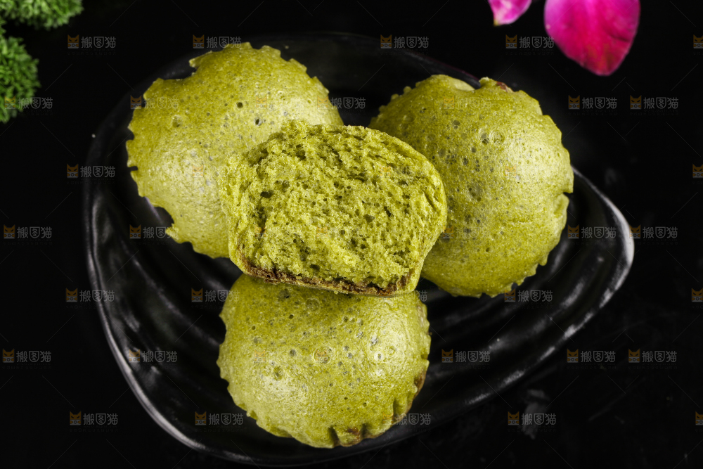 盘子里装着广式马拉糕