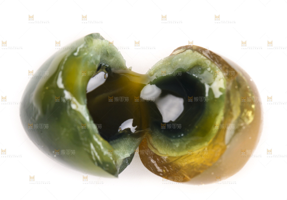白底上放着新鲜鹌鹑皮蛋