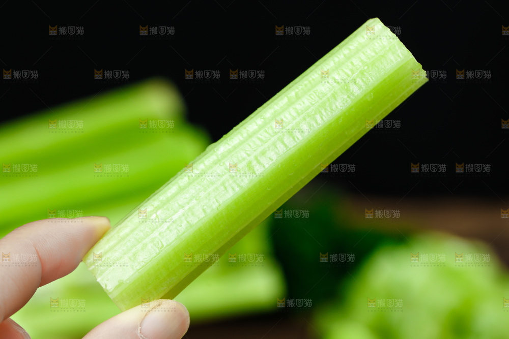 深底上放着洋芹菜