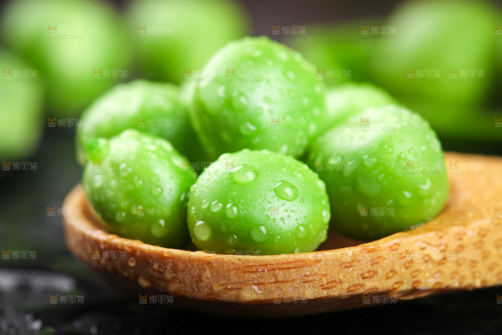勺子里的新鲜豌豆粒