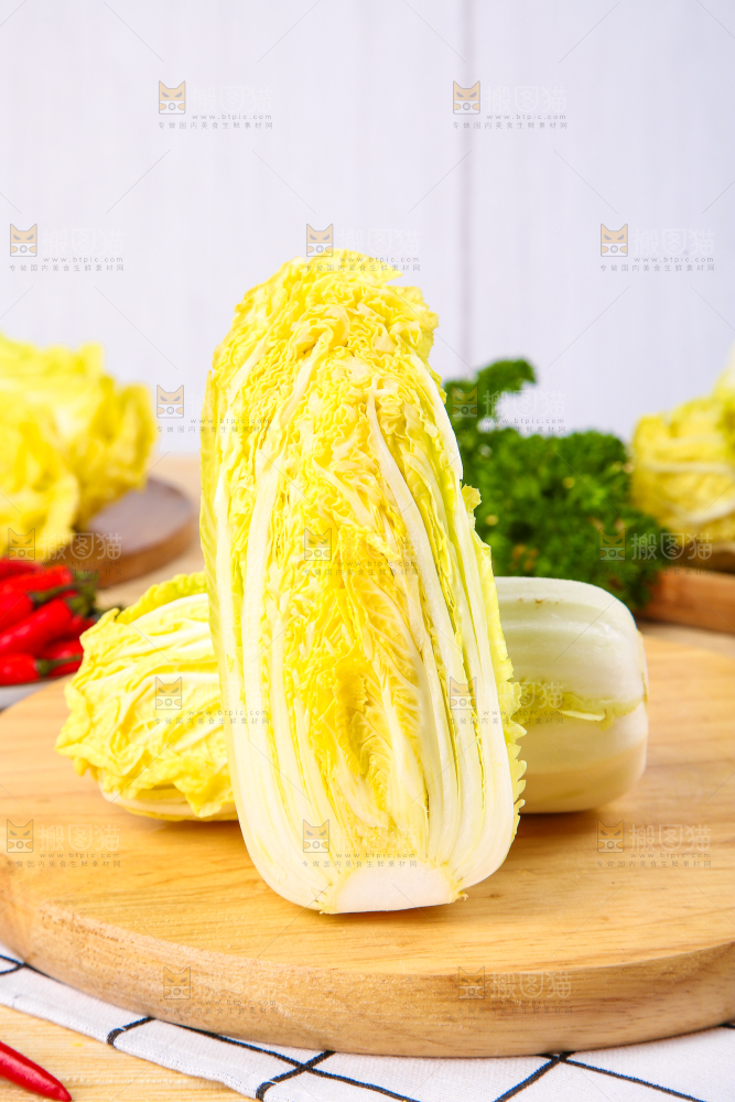 木板上放着高山娃娃菜