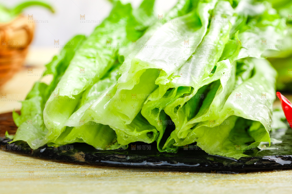 黑石板上放着新鲜油麦菜