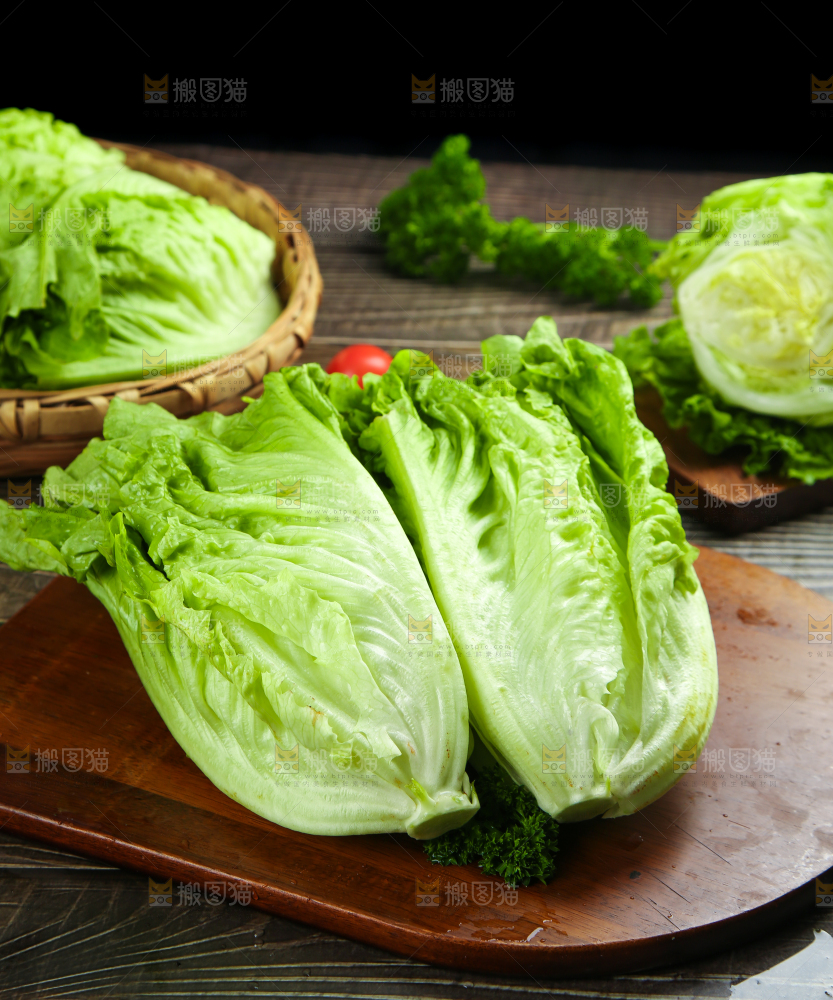 木板上放着新鲜生菜