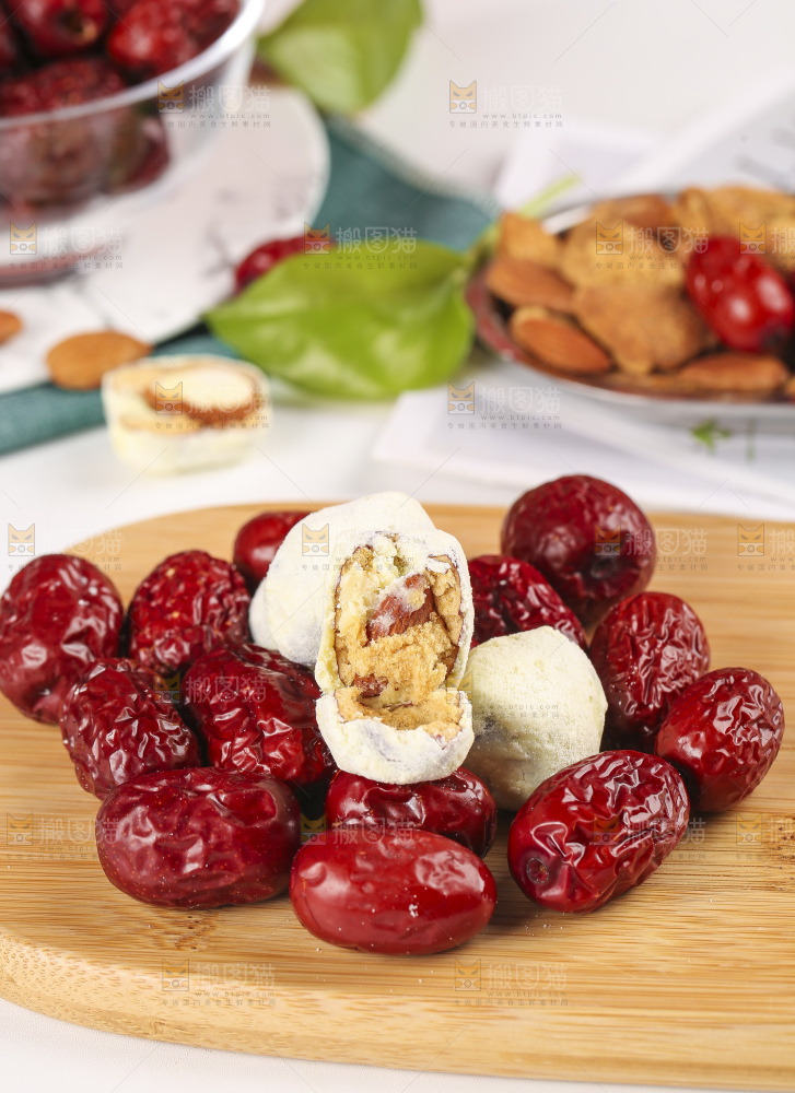 木底上掰开的奶枣