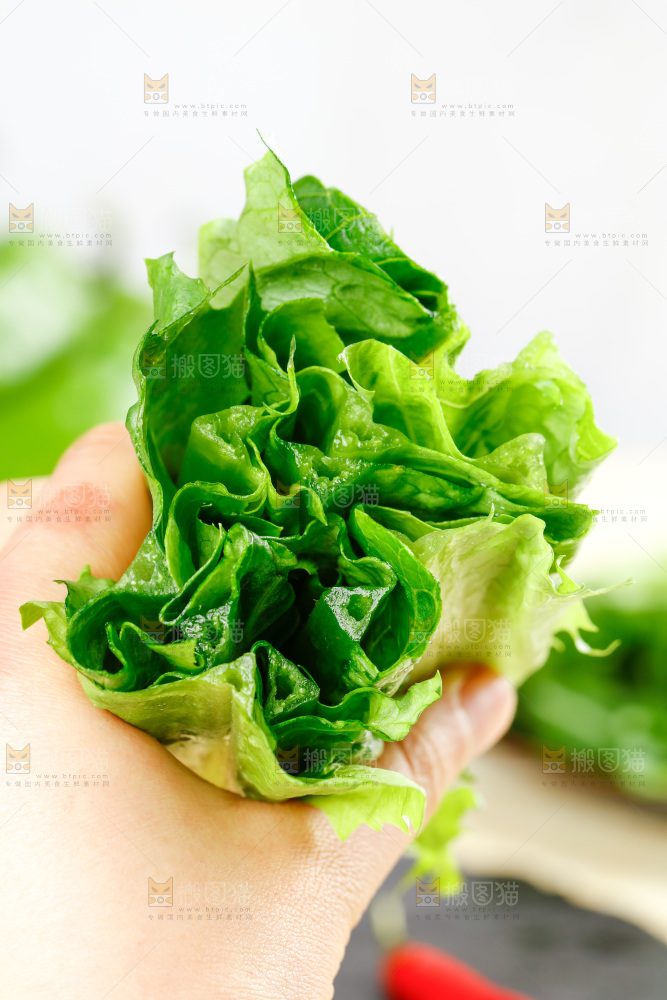 黑石板上放着新鲜油麦菜