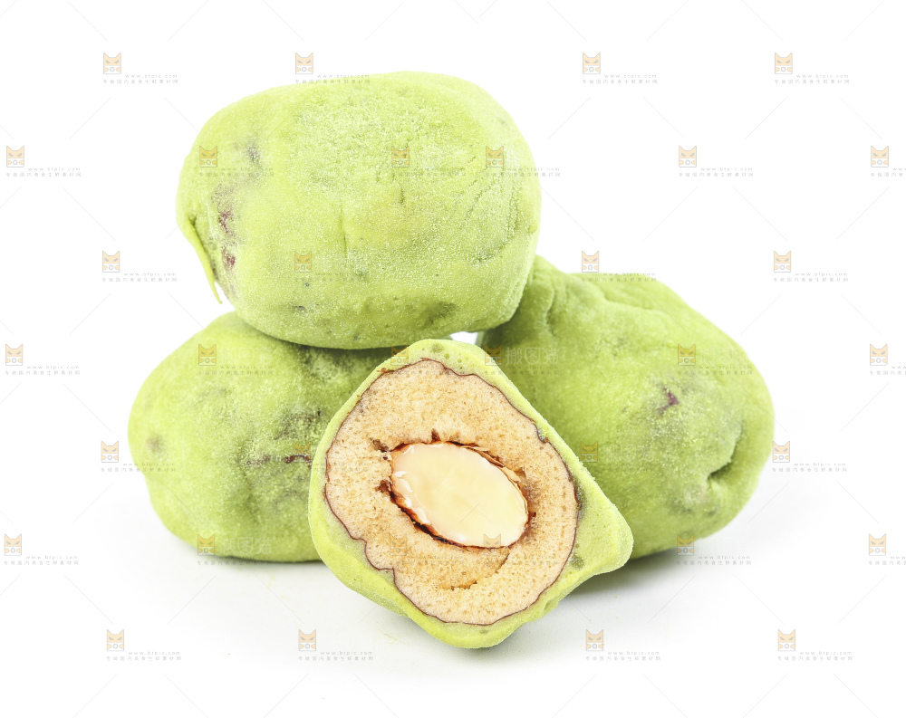 切开的抹茶味奶枣放在白底上