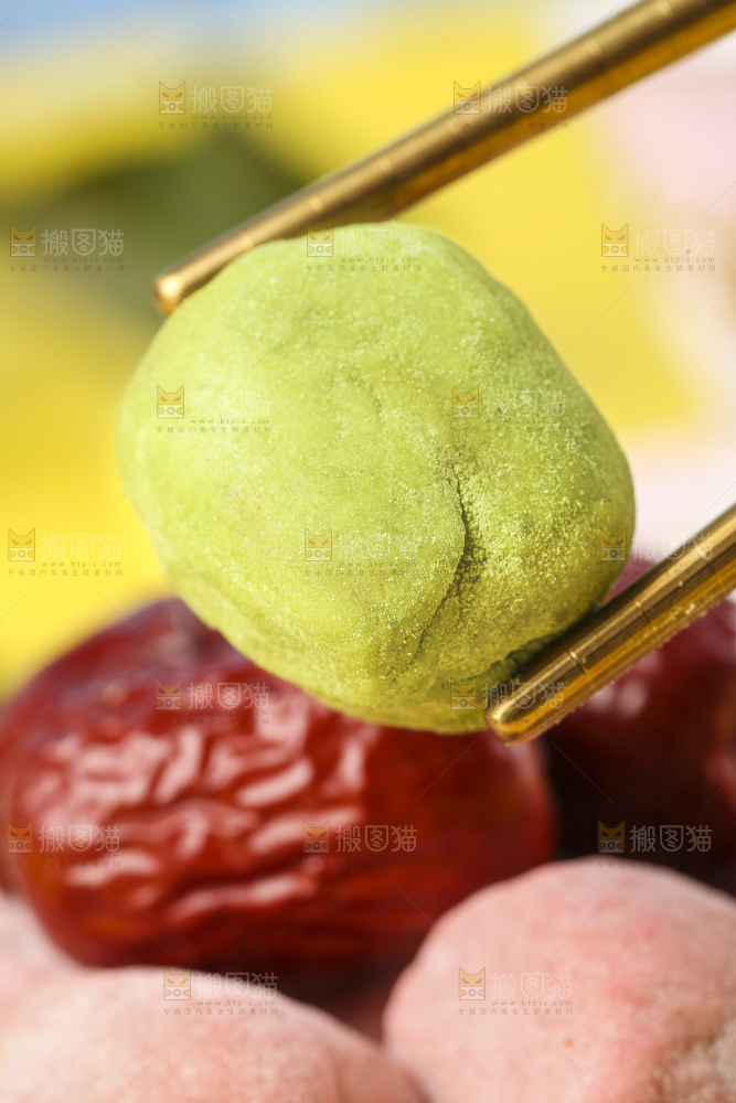 筷子夹着抹茶味奶枣