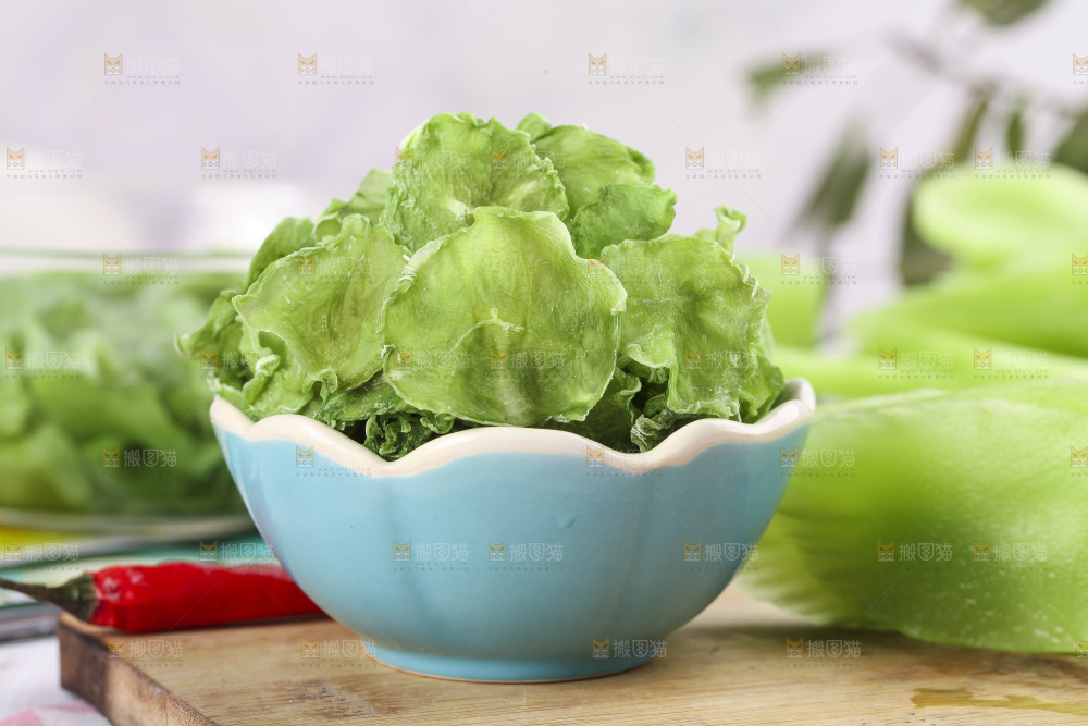 碗里装着莴笋干片