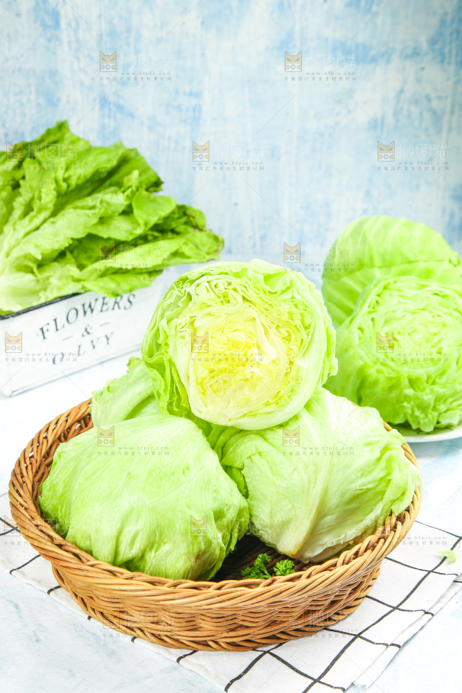 篮子里放着圆生菜