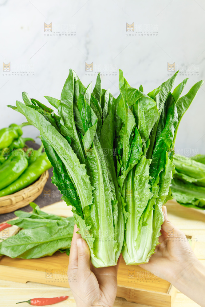 木板上的米香油麦菜