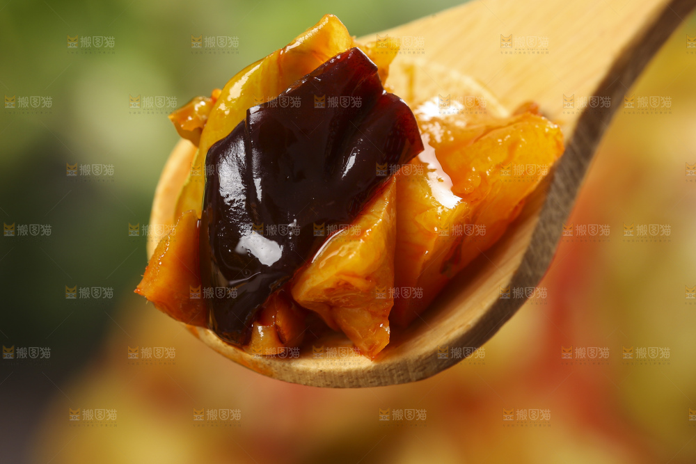 木板上放着一盘涪陵榨菜
