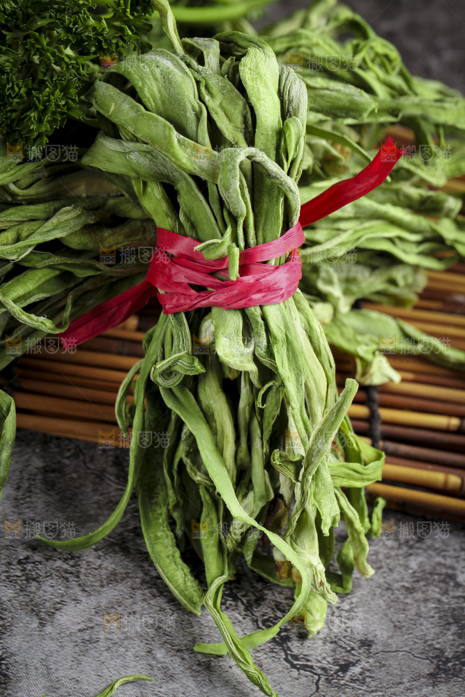 深底上放着干苔菜