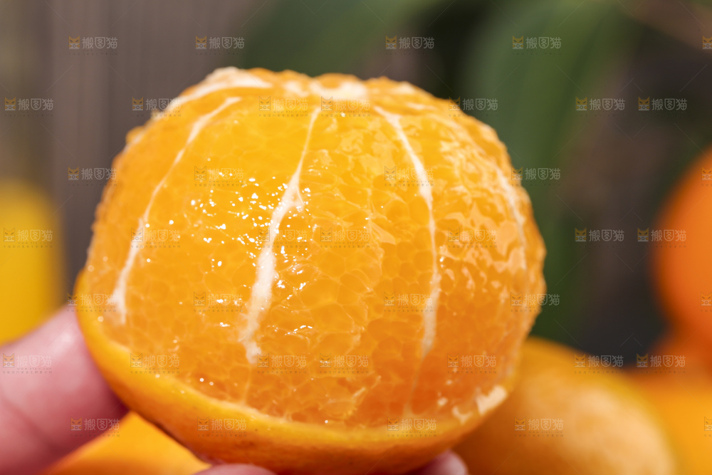 手拿削皮的皇帝柑