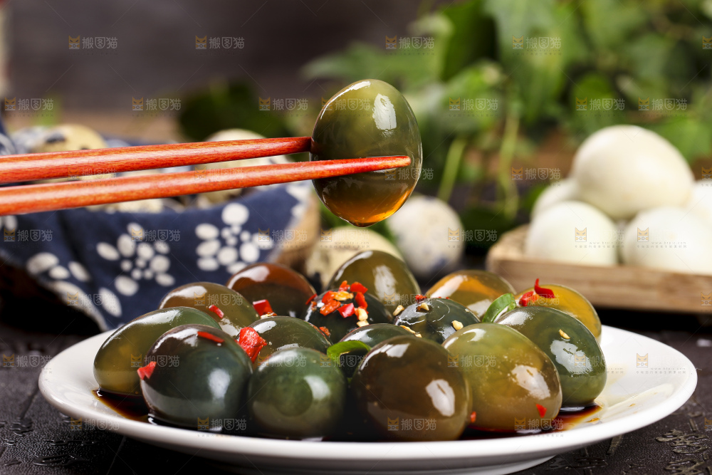 盘子里装着溏心珍珠小皮蛋