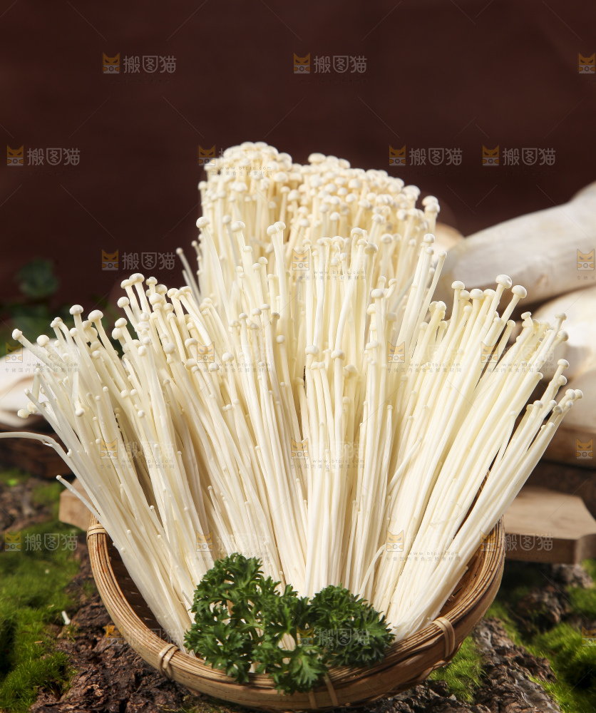 篮子里装着新鲜金针菇