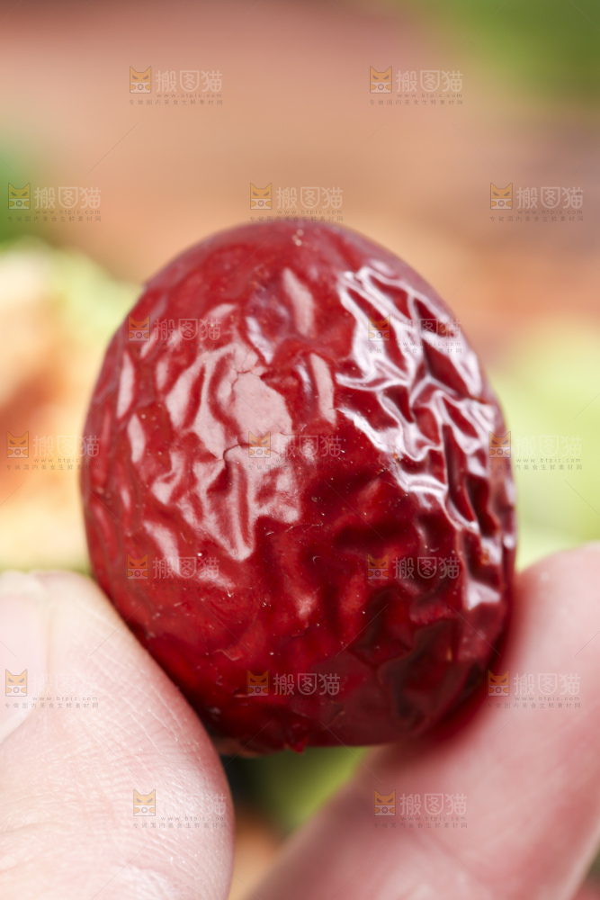 手拿红枣