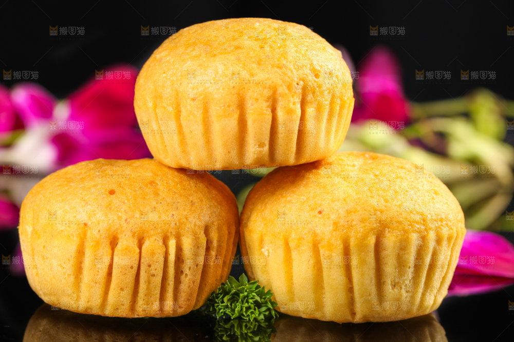 黑石板上放着广式马拉糕