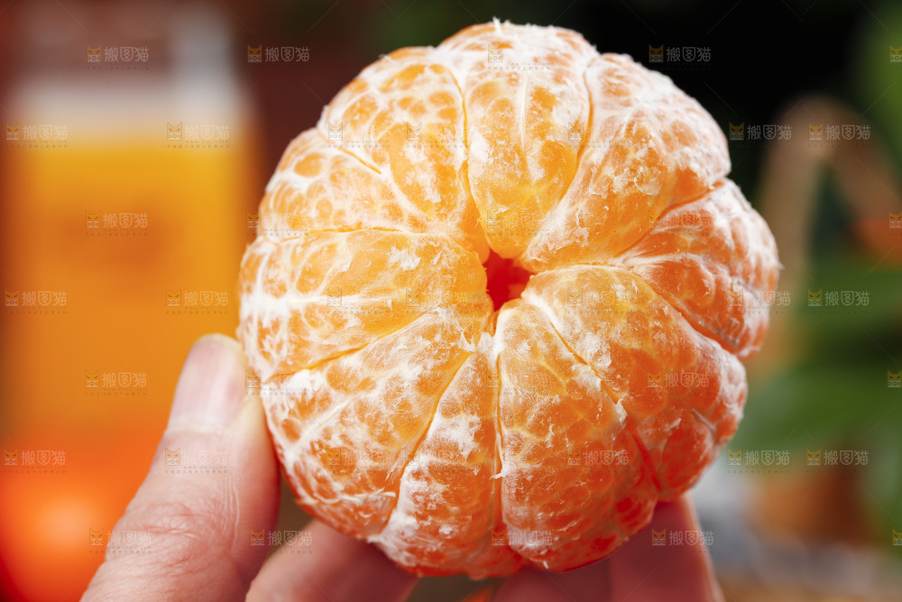 手拿剥皮的皇帝柑