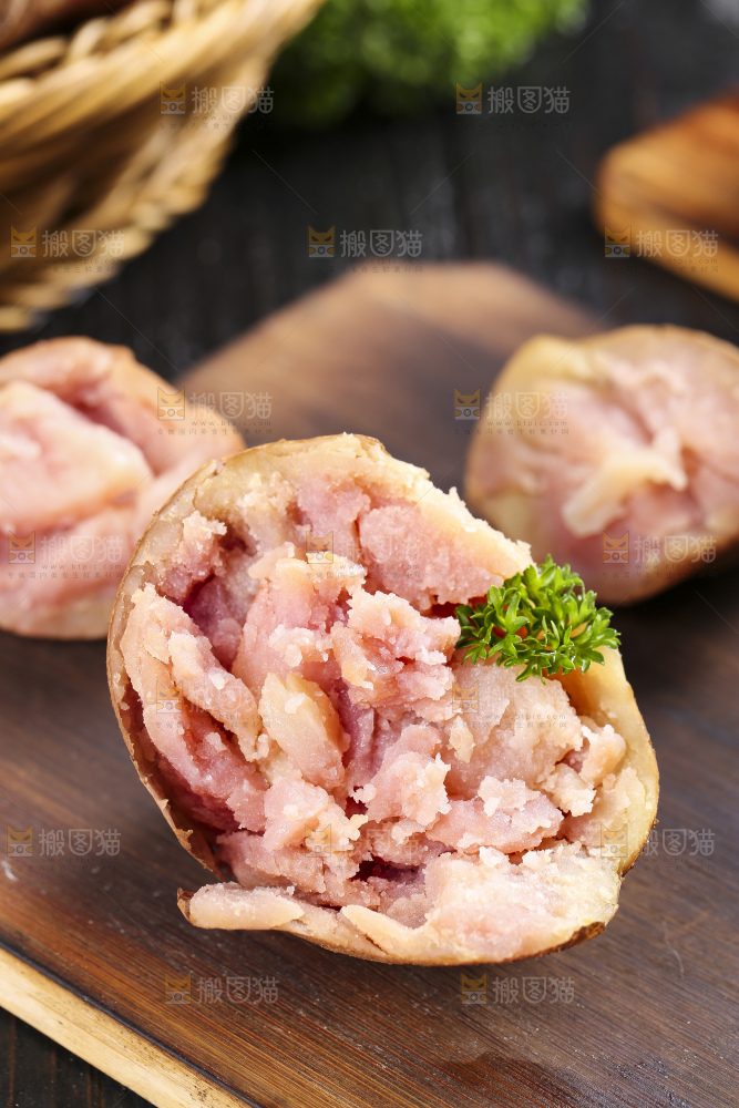 盘子里装着云南七彩土豆