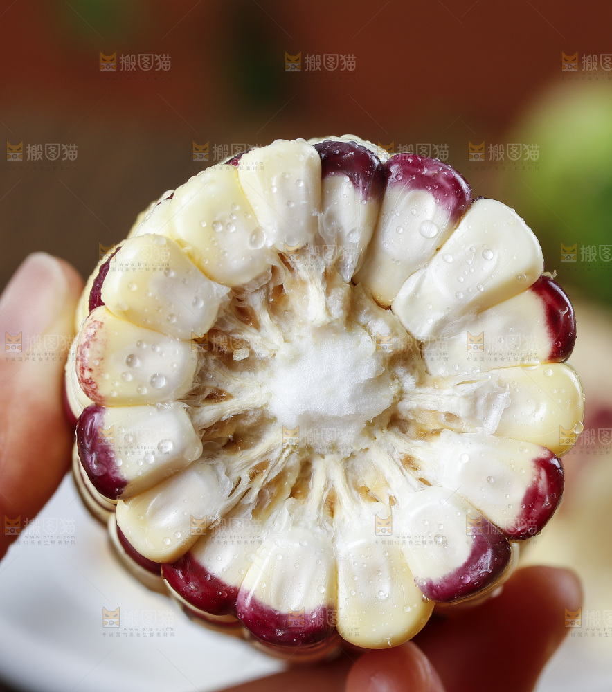 手拿玉米棒