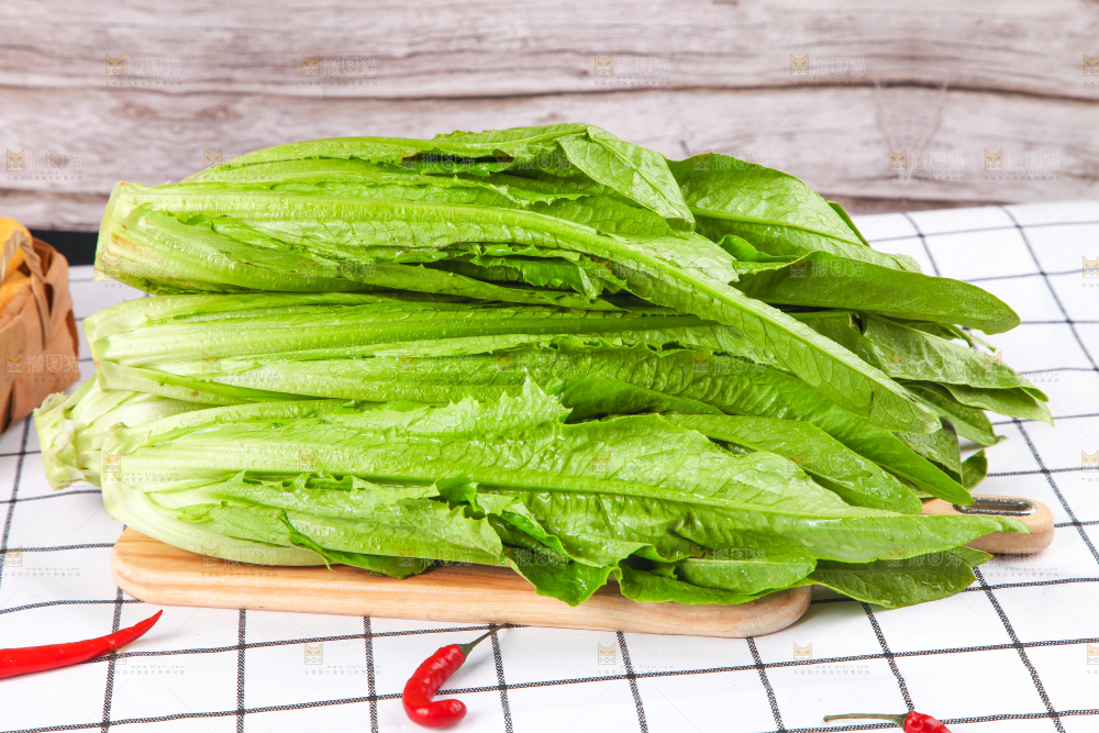 白格子底上放着新鲜油麦菜