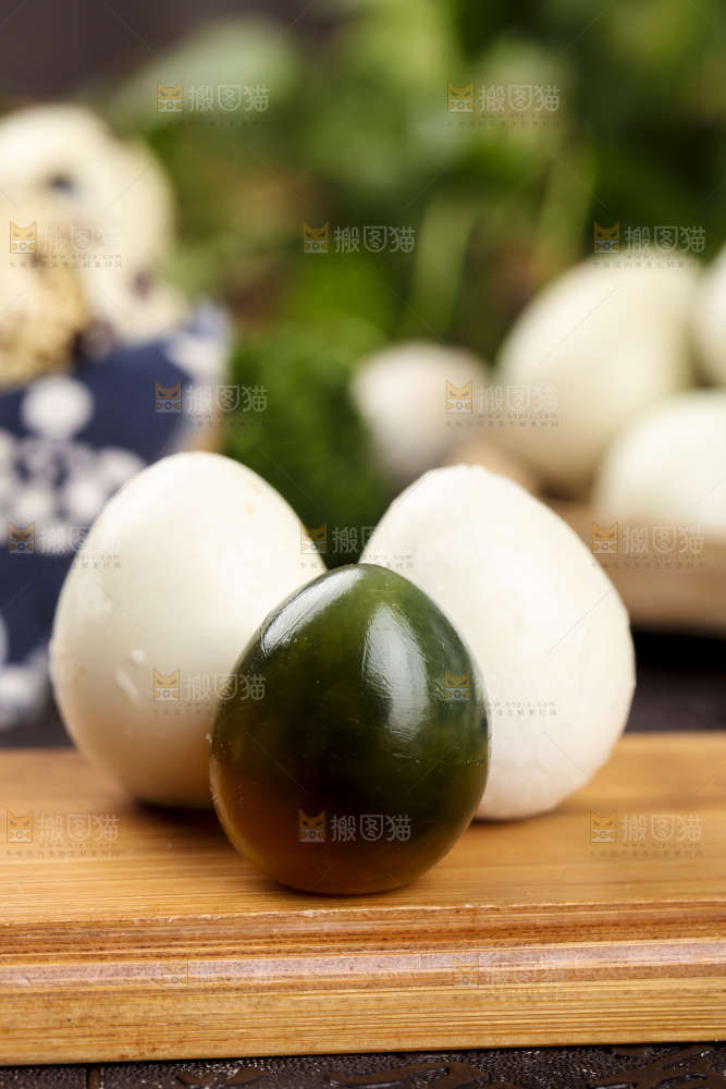 盘子里装着溏心珍珠小皮蛋