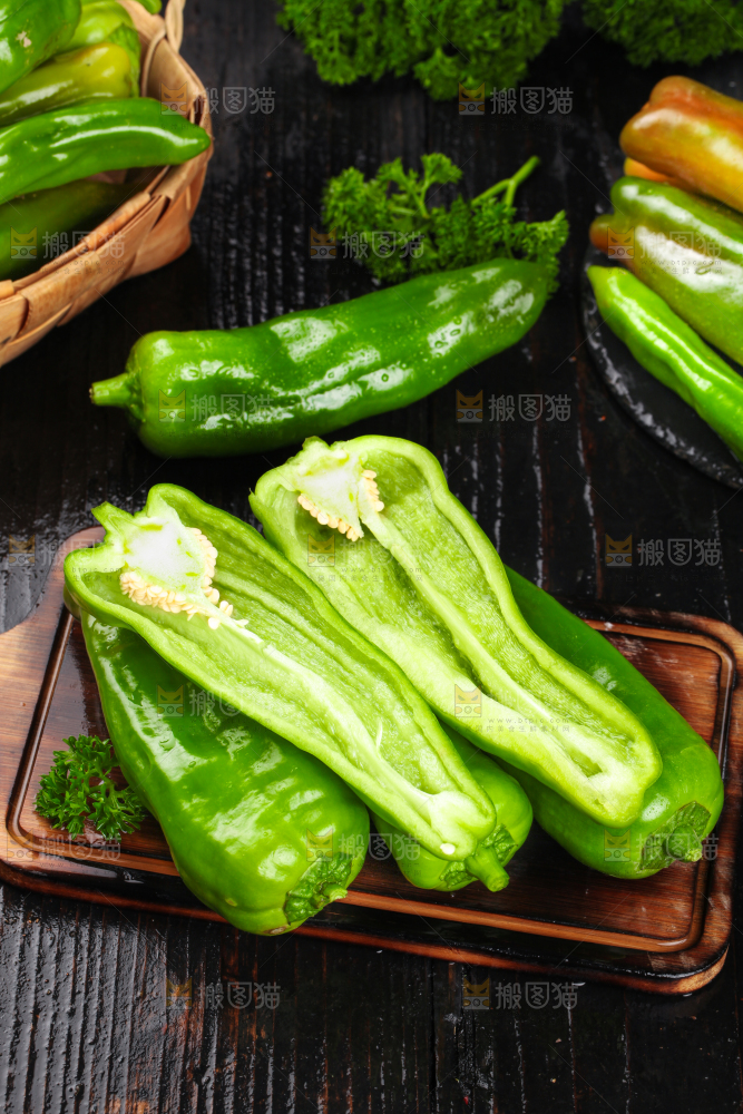 盘子里的薄皮青椒