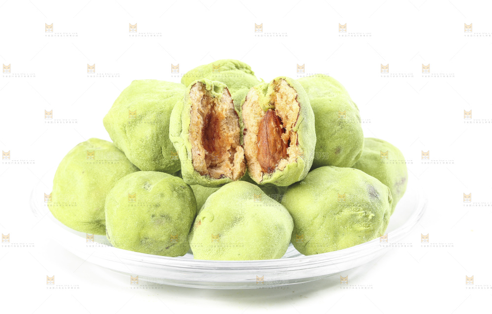 一碟抹茶味奶枣放在白底上