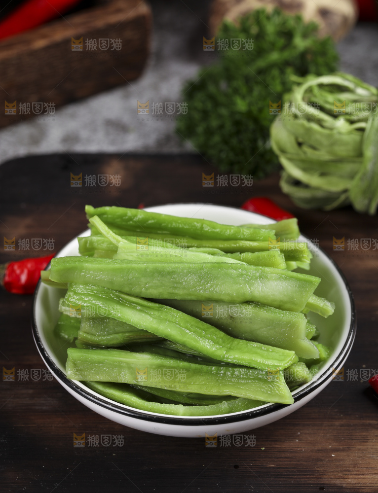 盘子里放着无叶贡菜