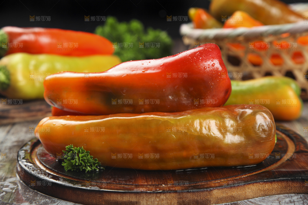 盘子里的彩色大辣椒