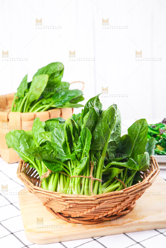 白格子底上的嫩菠菜