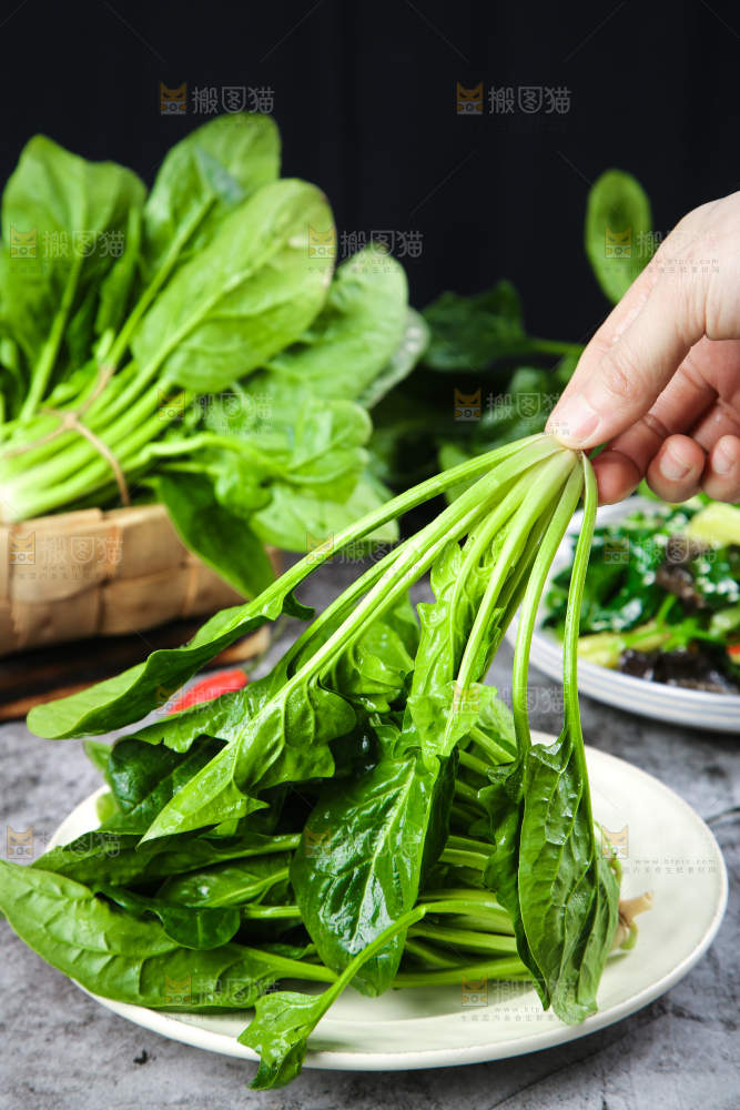 木板上放着绿色菠菜