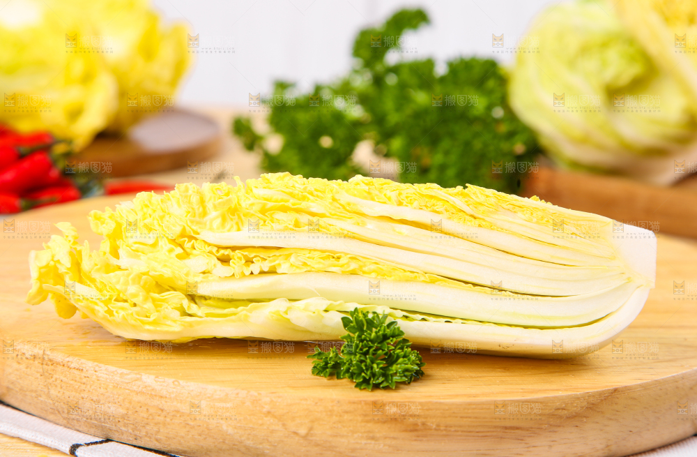 木板上放着高山娃娃菜
