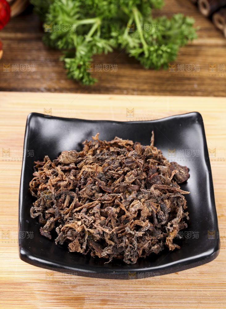 盘子里装着绍兴梅干菜