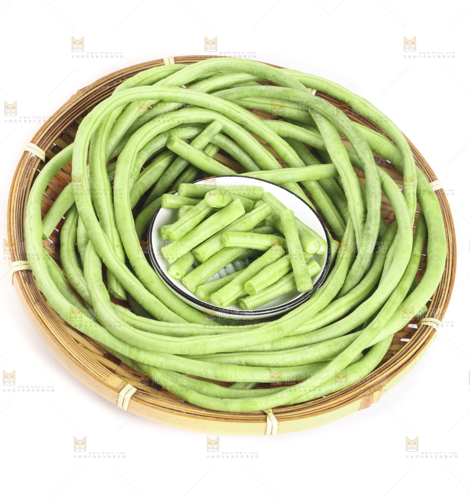 白底上放着一盘长豆角