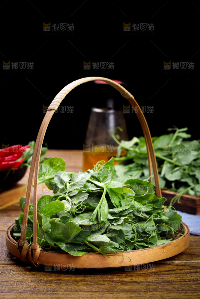 木板上放着豌豆苗