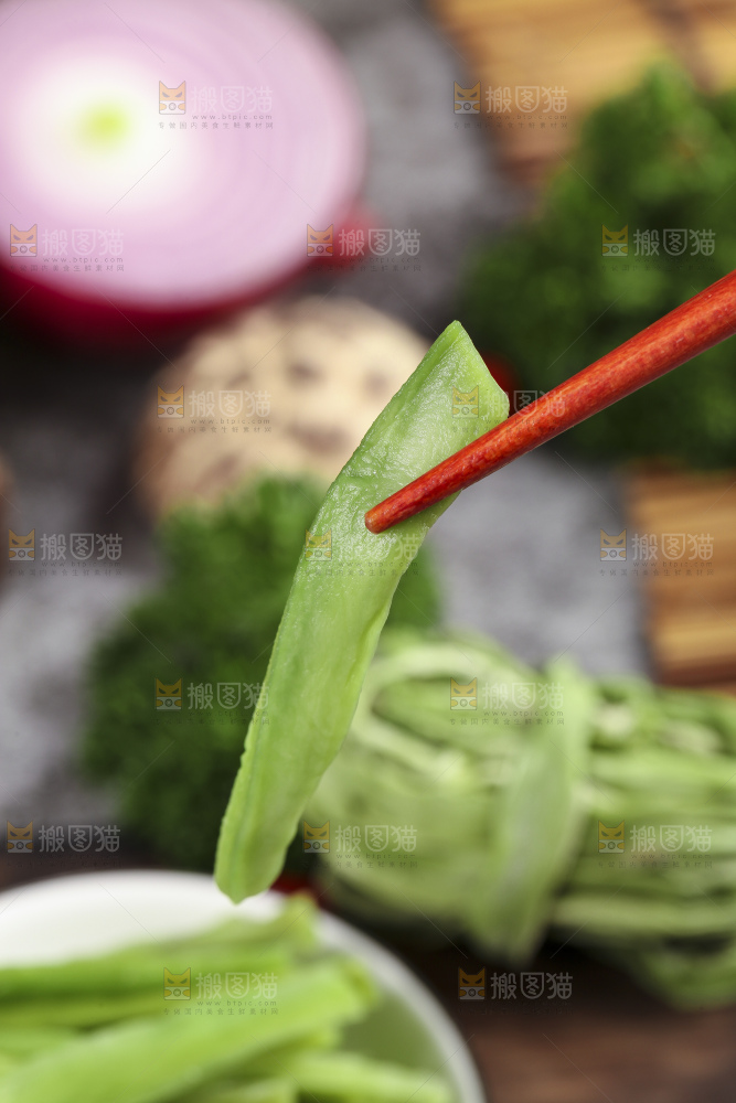 筷子上夹着干菜