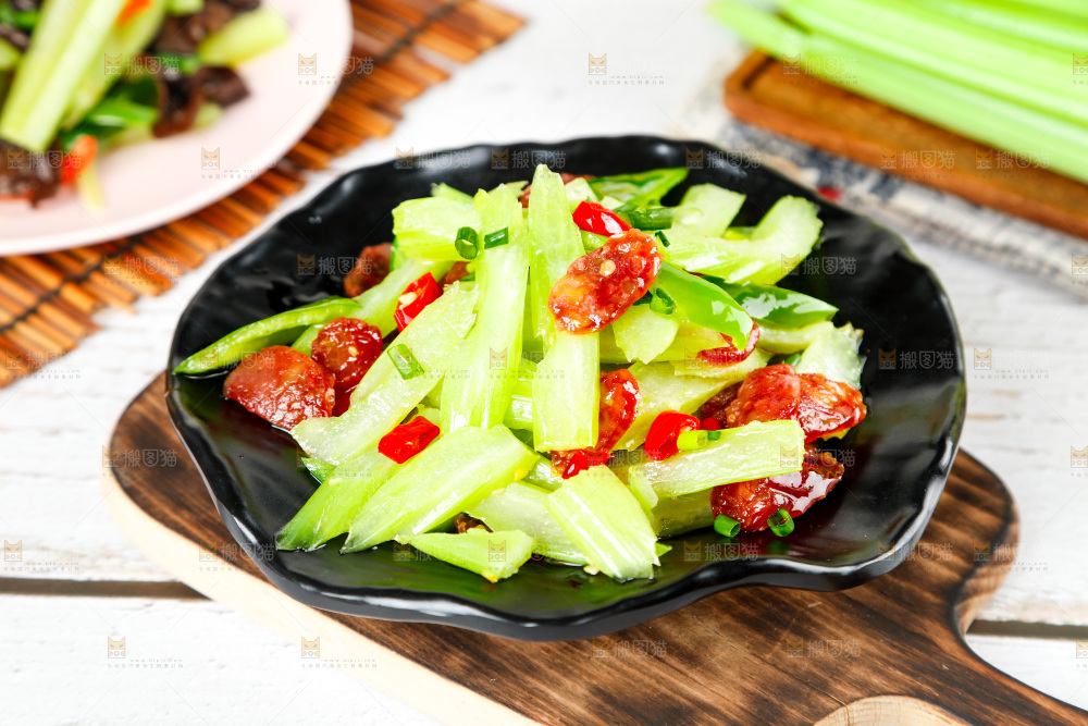 盘里装着芹菜炒木耳