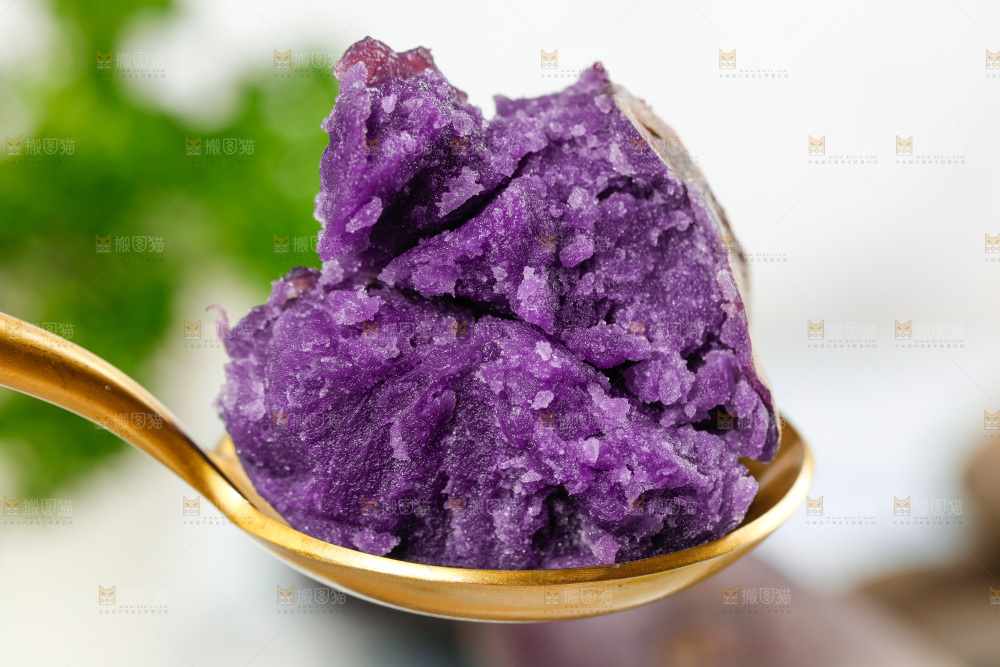 勺子里装着土豆泥