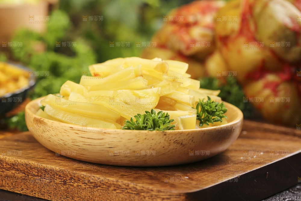 盘子里的手工腌制榨菜