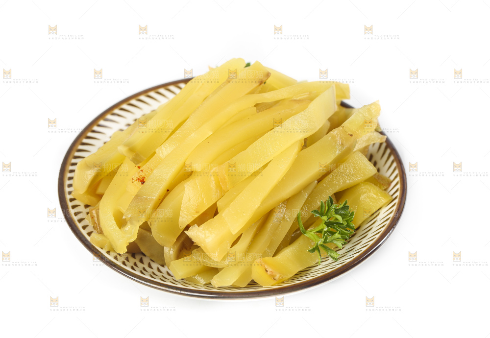 白底上放着腌制榨菜