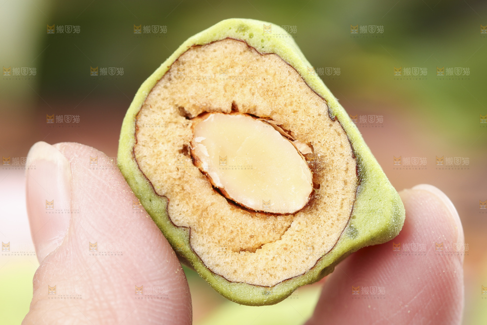手拿切开的抹茶味夹心奶枣