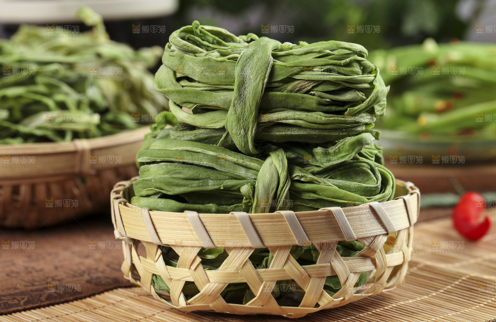 篮子里的干苔菜