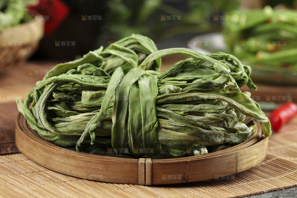 盘子里放着无叶贡菜