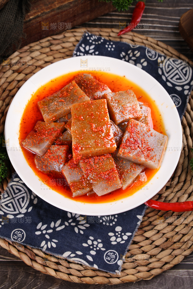 盘里装着凉拌魔芋豆腐