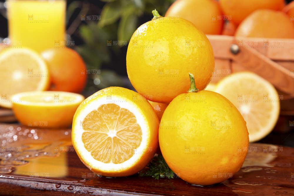 木板上摆放着柠檬