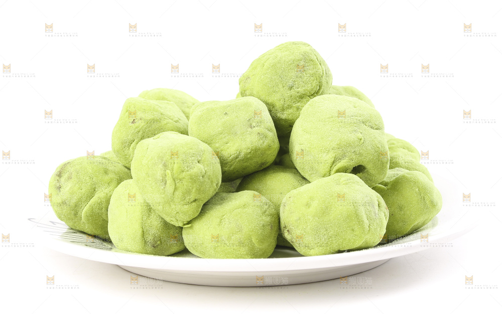 白底上放着一盘抹茶味奶枣